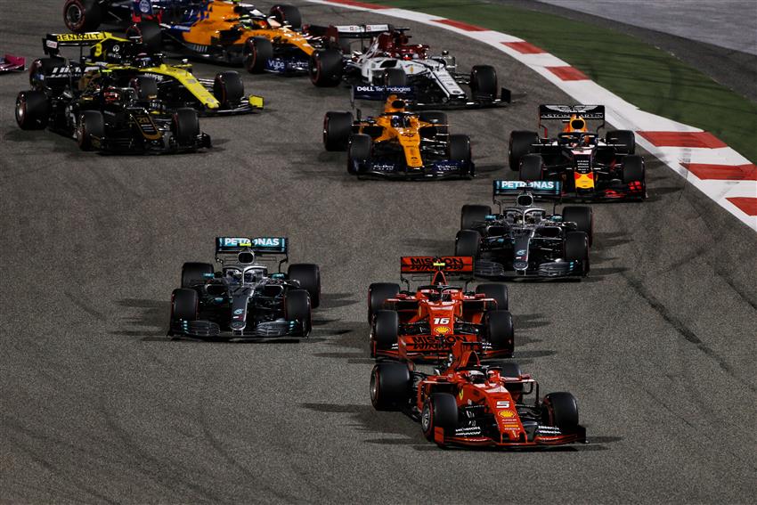 F1 - Video Hamilton vs Vettel, il testacoda e la rottura dell'ala anteriore - Gp Bahrain 2 F1 - Video Hamilton vs Vettel, il testacoda e la rottura dell'ala anteriore - Gp Bahrain