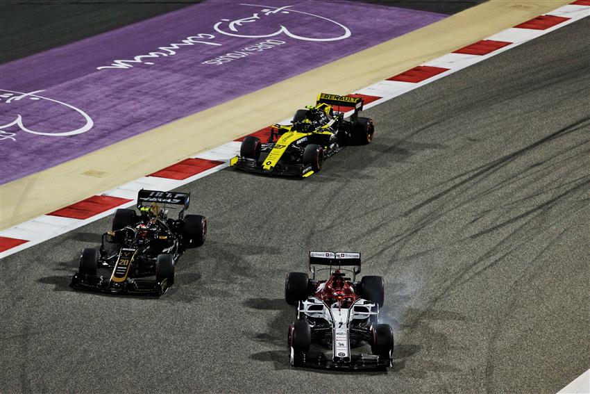 F1 Video - Raikkonen supera le Toro Rosso in due curve - Gp Bahrain 2 F1 Video - Raikkonen supera le Toro Rosso in due curve - Gp Bahrain