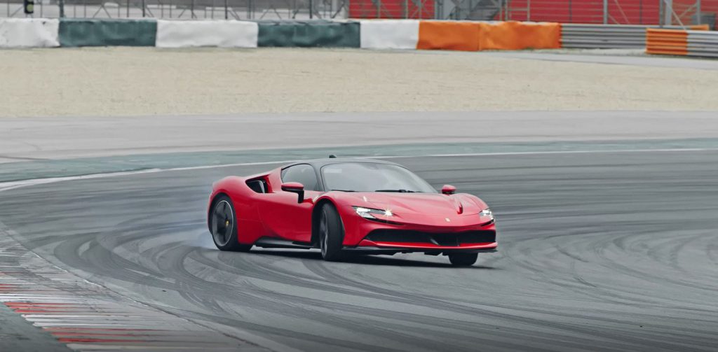 nuova ferrari sf90 stradale in pista