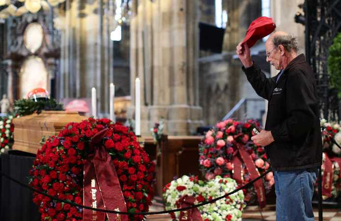 F1- Niki Lauda verrà sepolto con la tuta Ferrari, i funerali a Vienna 7 F1- Niki Lauda verrà sepolto con la tuta Ferrari, i funerali a Vienna