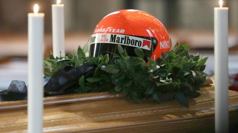 F1- Niki Lauda verrà sepolto con la tuta Ferrari, i funerali a Vienna 6 funerali lauda foto