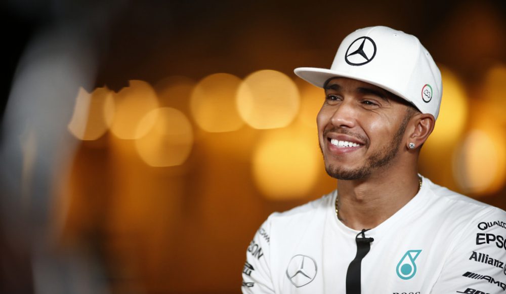 Lewis Hamilton sorridente, vuole vincere 10 titoli mondiali di F1