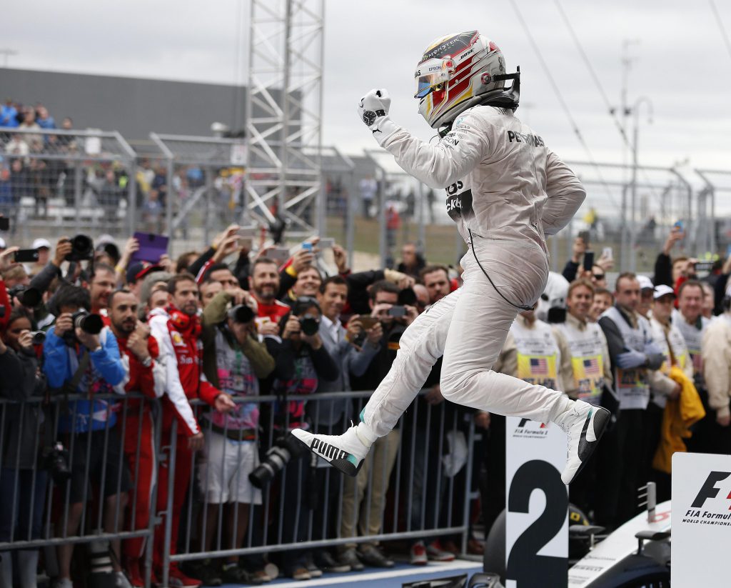 Lewis Hamilton festeggia dopo la vittoria