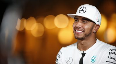 Lewis Hamilton sorridente, vuole vincere 10 titoli mondiali di F1