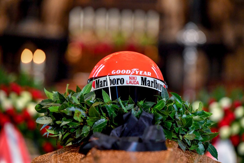 niki lauda casco rosso