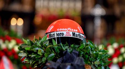 niki lauda casco rosso
