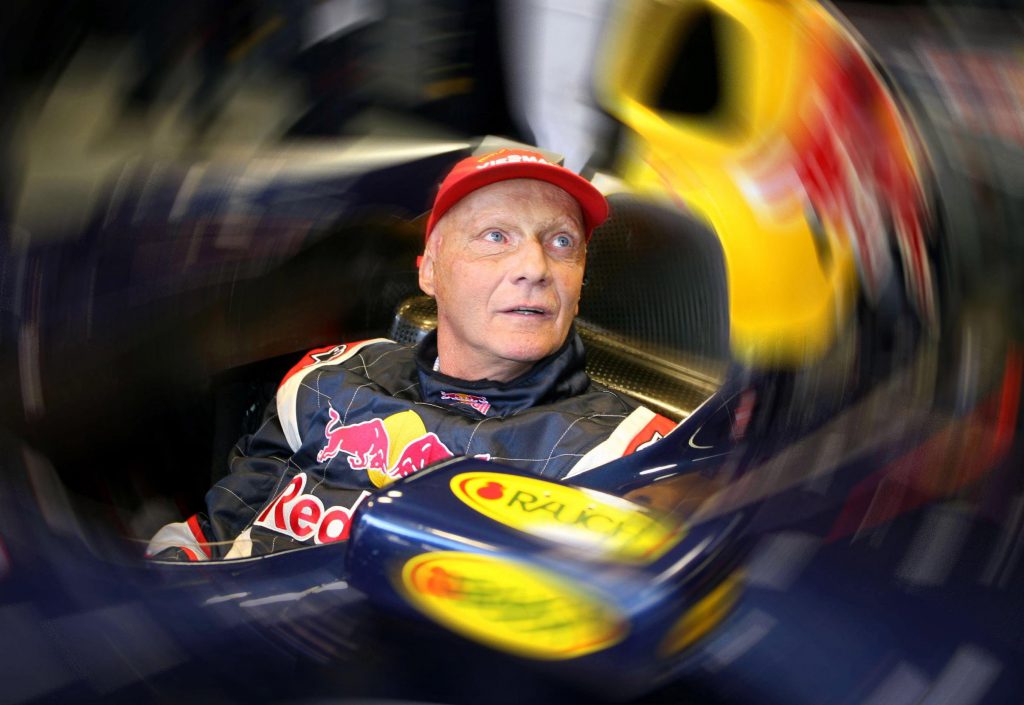 Niki Lauda con una tuta Red Bull, team cui avrebbe voluto fornire un motore Mercedes