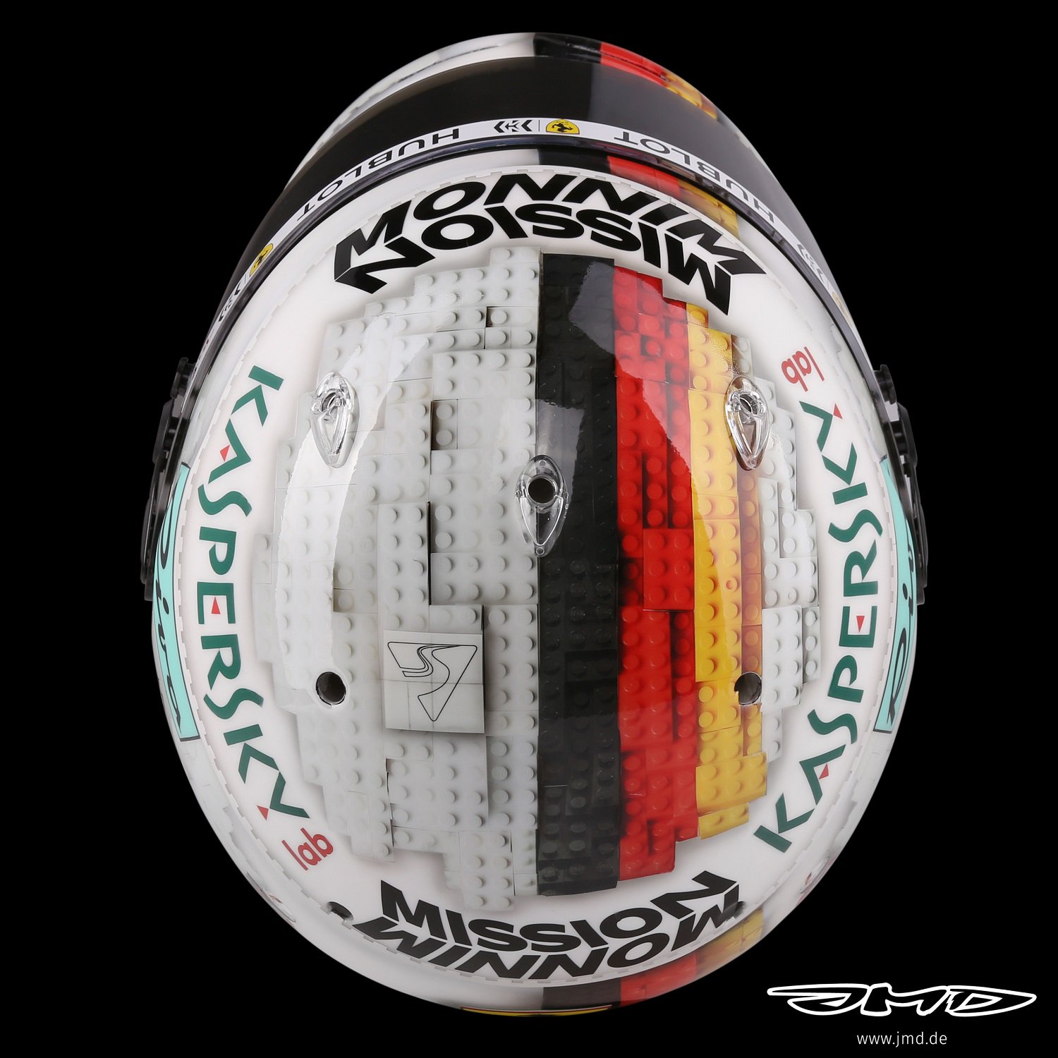F1 - Vettel nuovo casco ispirato a Lego per il Gp di Spagna 3 F1 - Vettel nuovo casco ispirato a Lego per il Gp di Spagna