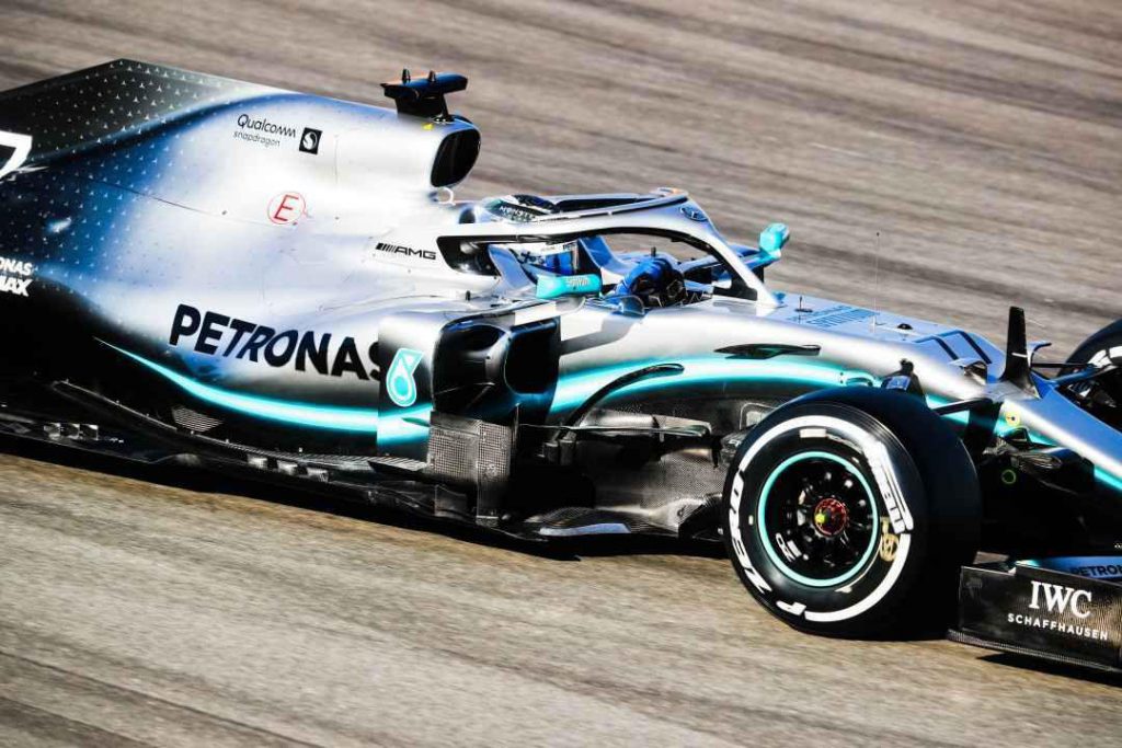 confronto con vecchio cofano mercedes f1