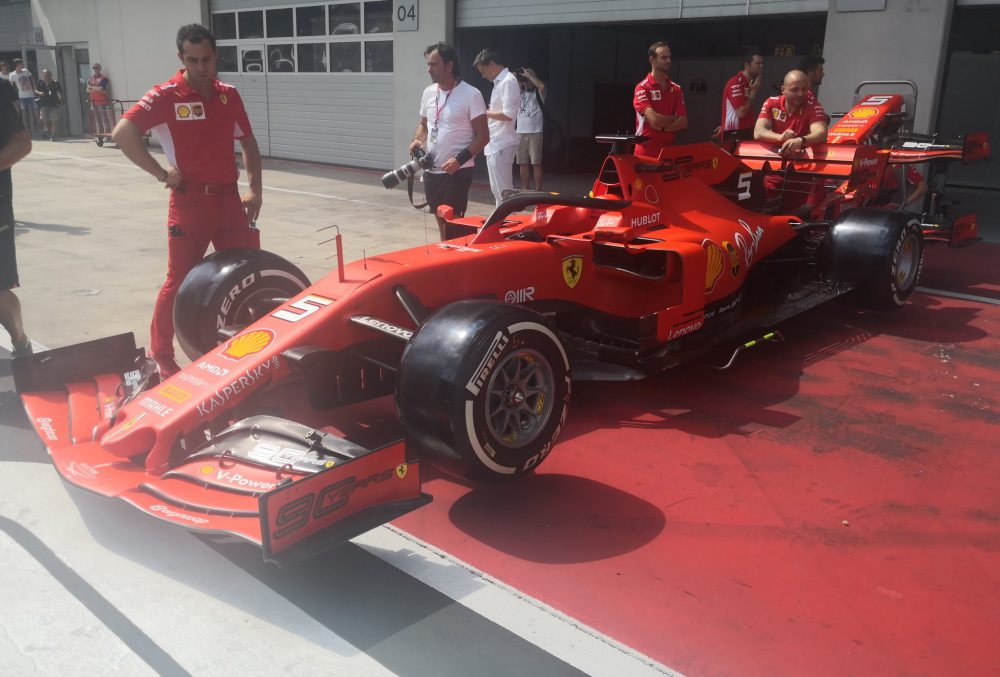ferrari al gp di austria di f1 con la nuova ala posteriore