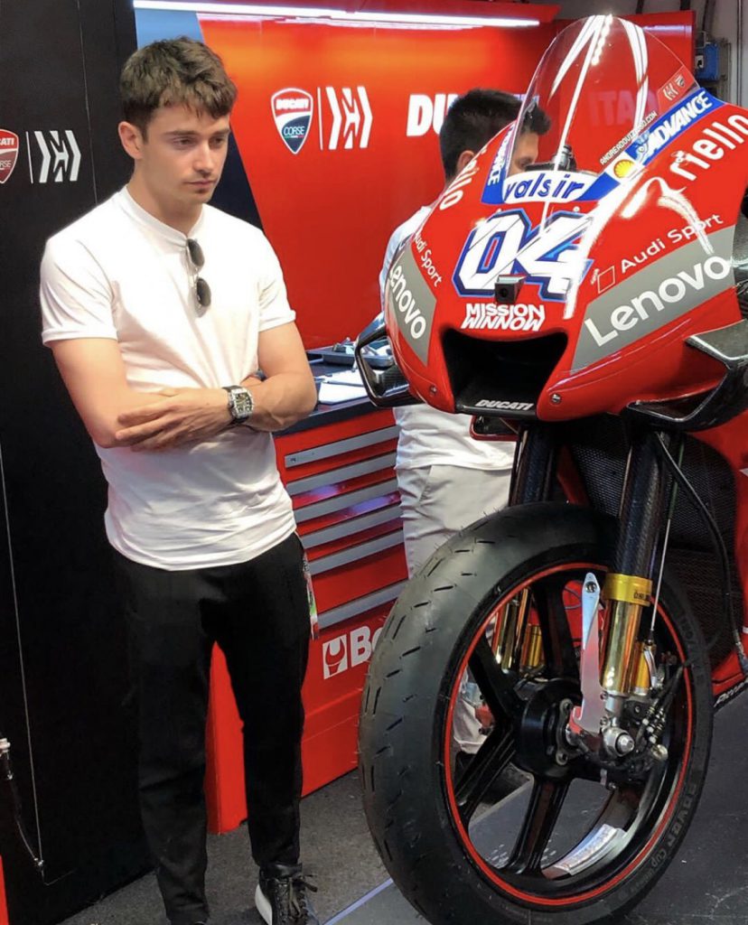 leclerc osserva la ducati ai box del gp mugello