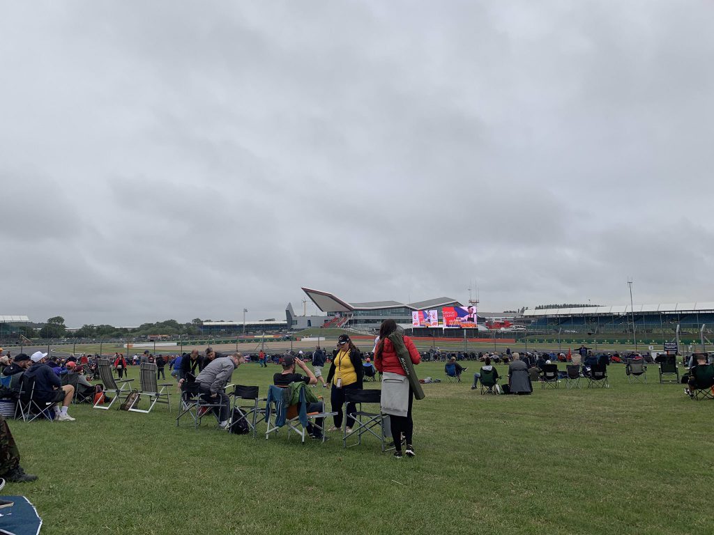 cielo coperto su silverstone, paura pioggia per la gara