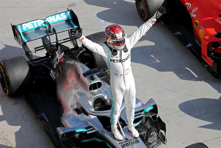 F1 - Hamilton che vittoria "Anche Lauda sarebbe orgoglioso", il sorpasso su Verstappen 1 F1 - Hamilton che vittoria "Anche Lauda sarebbe orgoglioso", il sorpasso su Verstappen