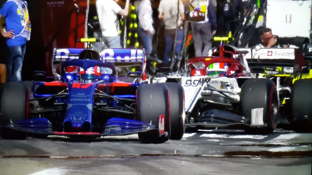 F1 GP Russia Sochi, gara di oggi in diretta live, le vetture scendono in pista