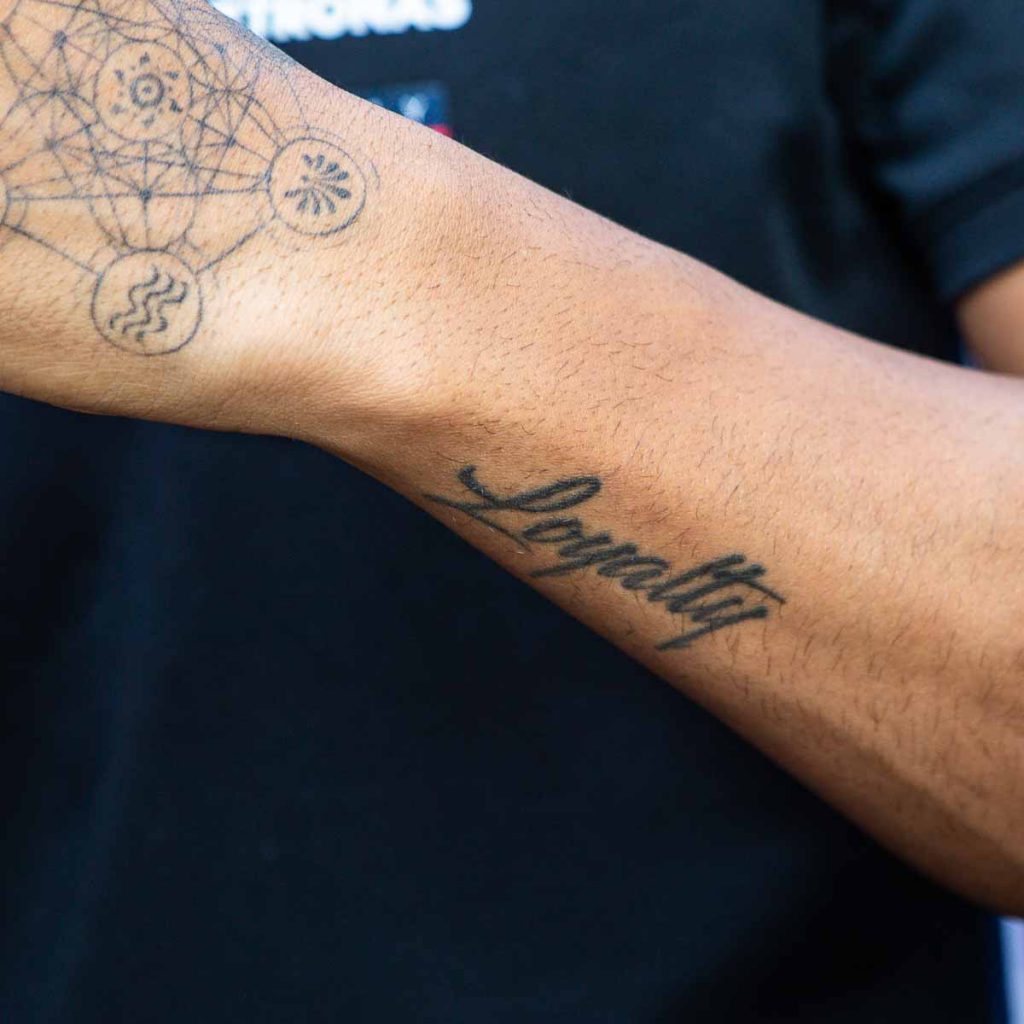 F1 - Hamilton sul possibile futuro in Ferrari: "Sto bene vestito di rosso" 2 Tatuaggio Lewis Hamilton lealtà