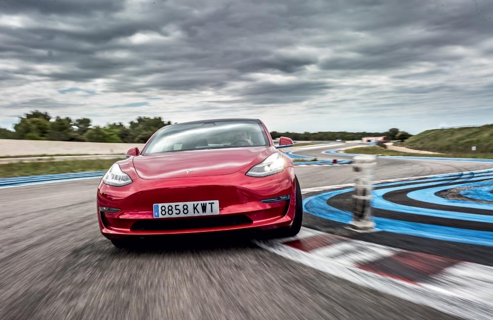 VIDEO: Tesla model 3, l'auto elettrica batte l'Alfa 4C in pista! 1 VIDEO: Tesla model 3, l'auto elettrica batte l'Alfa 4C in pista!
