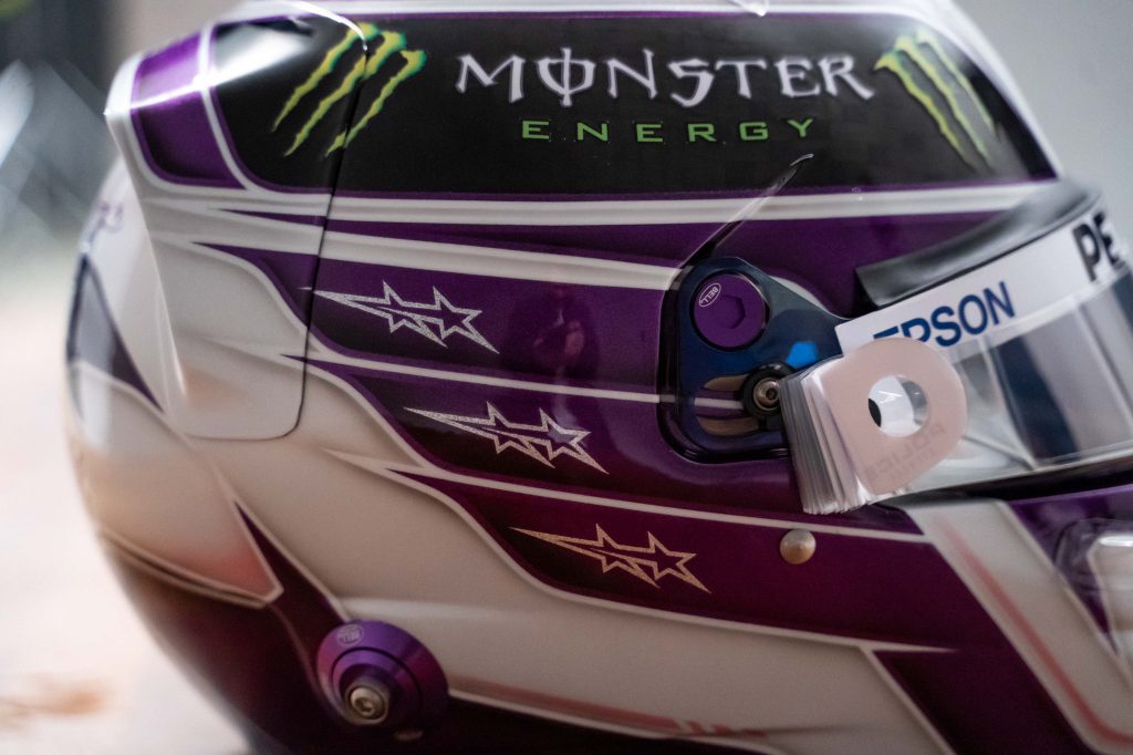 hamilton casco f1 2020 viola
