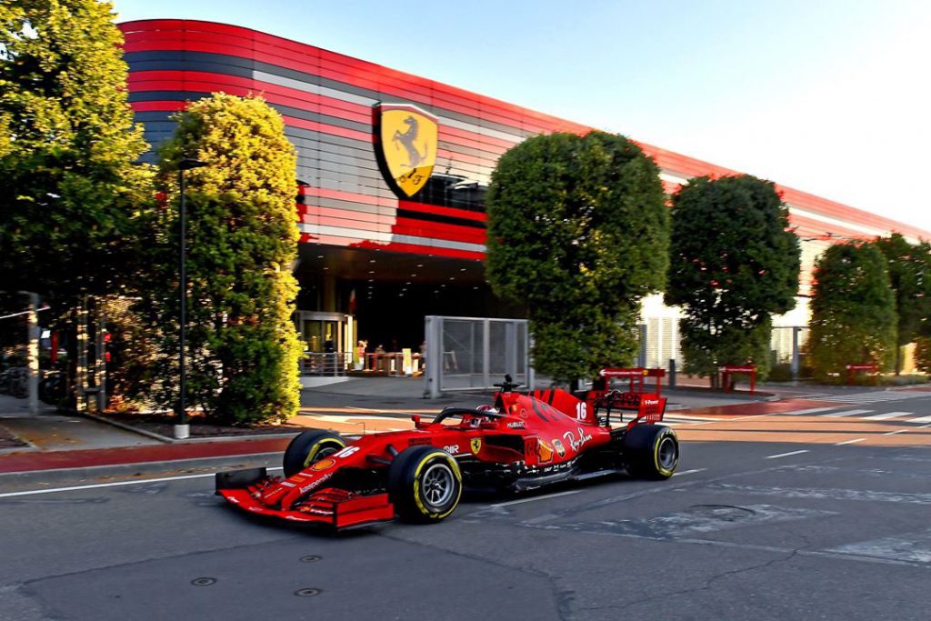 F1 Ferrari, Leclerc gira a Maranello con la SF1000! Video e foto 3 f1 ferrari leclerc maranello foto
