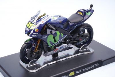 modellino yamaha m1 valentino rossi 2005 scala 1:18