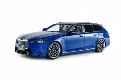 Modellino Solido BMW M5 Touring Marina Bay Blue 2024 Scala 1:18